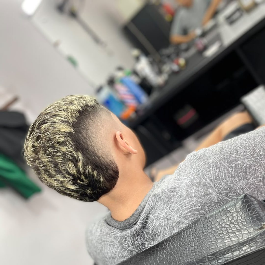 Platinado com degradê — visto de cima — G. Brooklyn Barbearia
