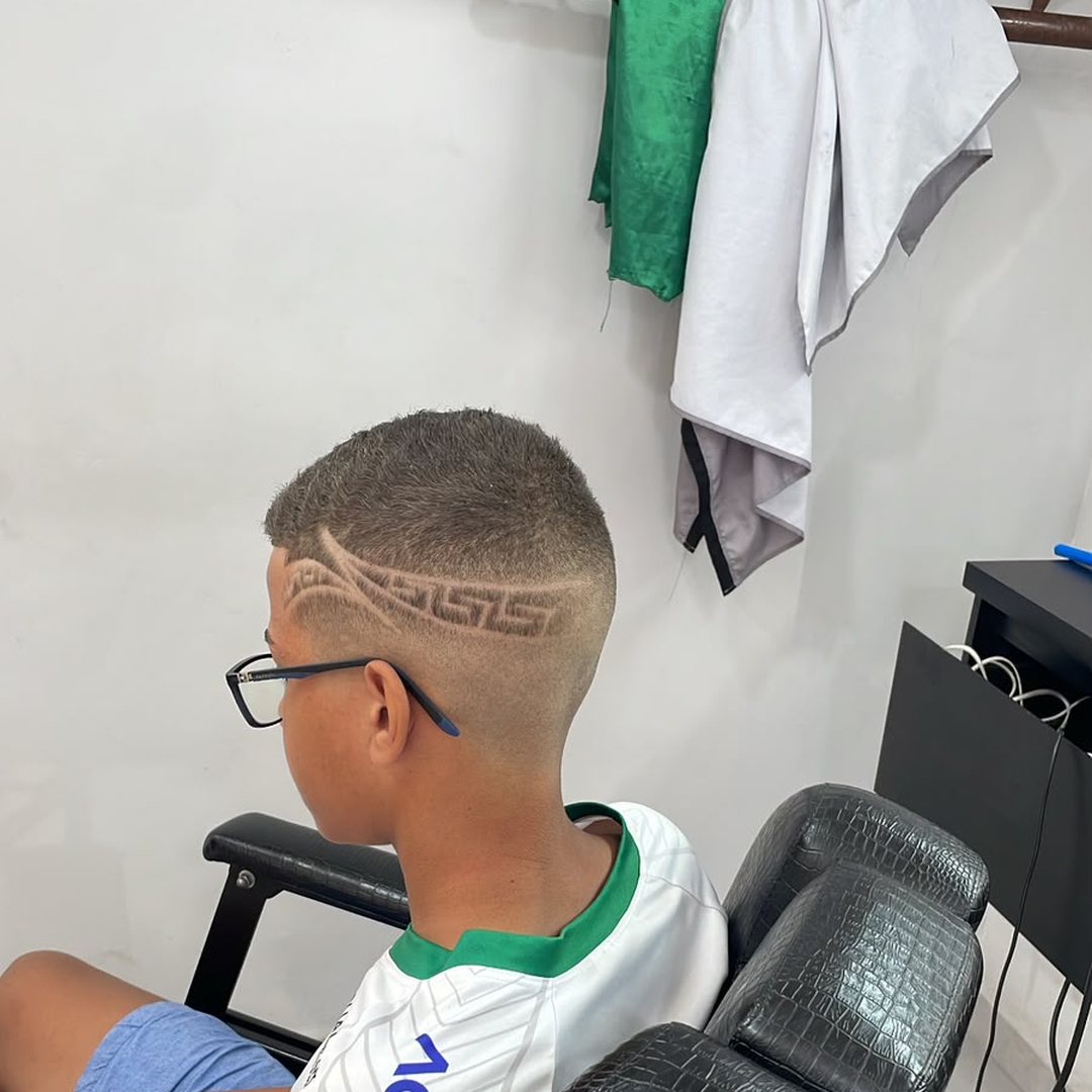Desenho lateral na navalha — G. Brooklyn Barbearia